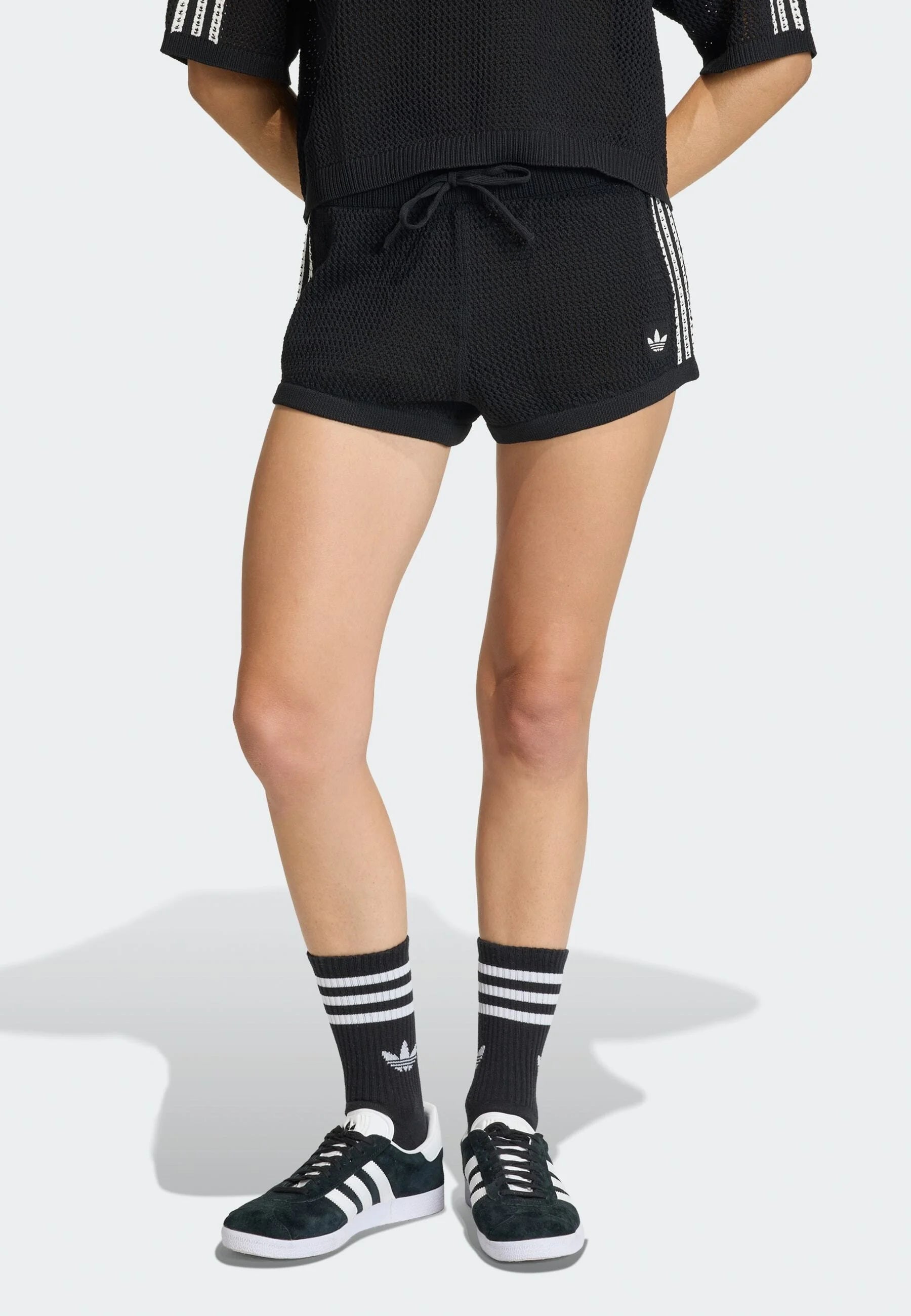 COMPLETO A MAGLIA DI UNCINETTO CORTO